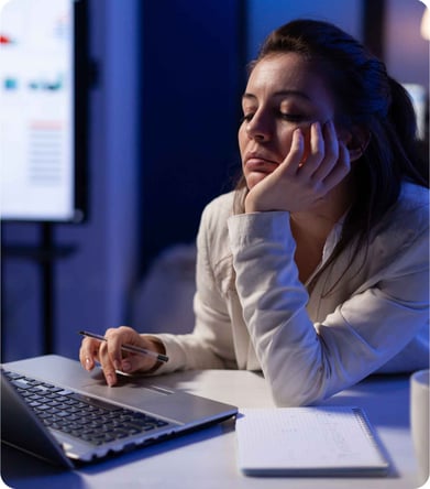 empleada-desmotivada-aumento-salarial-bajo