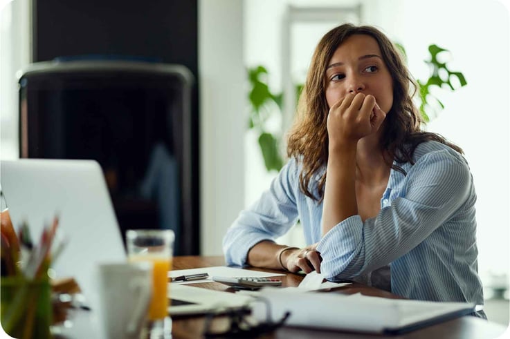 recusos-humanos-calculando-salarios-preocupada